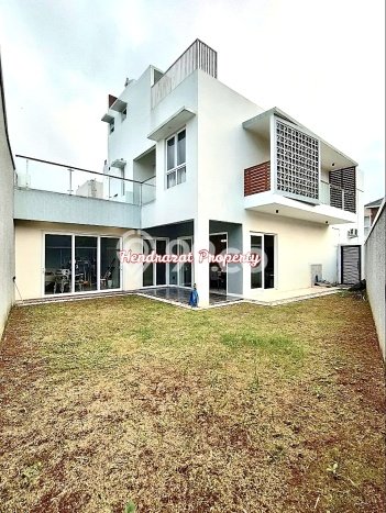 Ready to Use! Luxury House LT 241m2 Desain Elegan di Lebak Bulus Ready to Use! Luxury House LT 241m2 Desain Elegan di Lebak Bulus