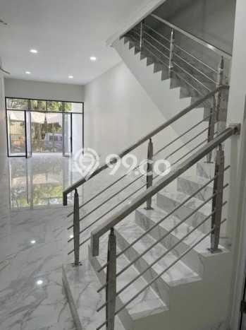 Ruko Dijual di Jakarta Barat LT 90m2 & LB 304m2 Lokasi Terbaik! Ruko Dijual di Jakarta Barat LT 90m2 & LB 304m2 Lokasi Terbaik!