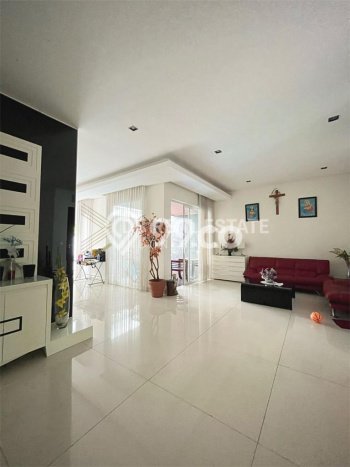 Rumah Luxury Modern Tanpa Renovasi di Graha Surabaya Rumah Luxury Modern Tanpa Renovasi di Graha Surabaya