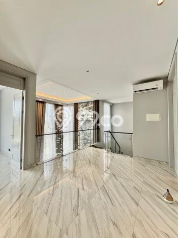 Rumah Elit Modern Tanpa Renovasi di Pakuwon CIty Surabaya Rumah Elit Modern Tanpa Renovasi di Pakuwon CIty Surabaya