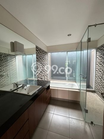 Rumah sewa siap huni 4 KT di Senopati, Jakarta Selatan Rumah sewa siap huni 4 KT di Senopati, Jakarta Selatan