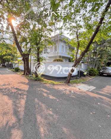 Rumah Strategis dengan Luas Tanah 500m² di Lokasi Kuningan, Jakarta Selatan Rumah Strategis dengan Luas Tanah 500m² di Lokasi Kuningan, Jakarta Selatan