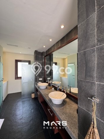 For Sale! Vila Kawasan , Luas 1729m2m², Akses Mudah Pusat Kota For Sale! Vila Kawasan , Luas 1729m2m², Akses Mudah Pusat Kota