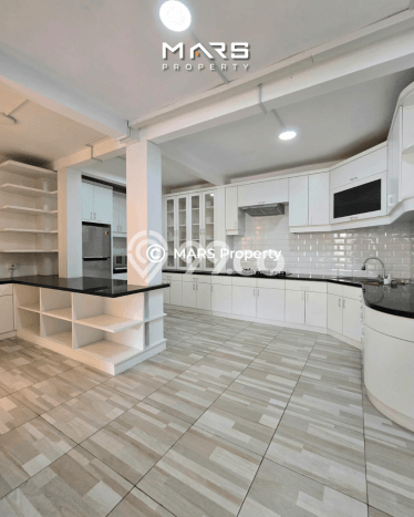 Rumah Terawat LT 510m² / LB 310m² di Lokasi Premium Kebayoran Baru, Jakarta Selatan Rumah Terawat LT 510m² / LB 310m² di Lokasi Premium Kebayoran Baru, Jakarta Selatan