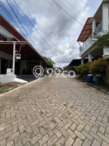 Rumah Mewah LB 300m2 Siap Pakai Desain Elegan di Harjamukti, Depok Rumah Mewah LB 300m2 Siap Pakai Desain Elegan di Harjamukti, Depok