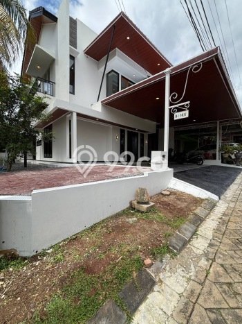 Rumah Mewah LB 300m2 Siap Pakai Desain Elegan di Harjamukti, Depok Rumah Mewah LB 300m2 Siap Pakai Desain Elegan di Harjamukti, Depok
