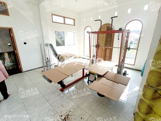 Rumah Elit LB 300m2 Siap Pakai Desain Elegan di Araya, Malang Rumah Elit LB 300m2 Siap Pakai Desain Elegan di Araya, Malang