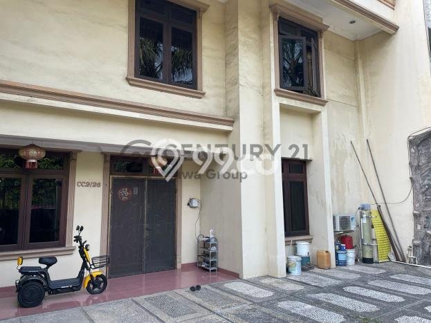 Rumah Mewah LB 230m2 Siap Huni Desain Elegan di Taman Palem, Jakarta Barat Rumah Mewah LB 230m2 Siap Huni Desain Elegan di Taman Palem, Jakarta Barat
