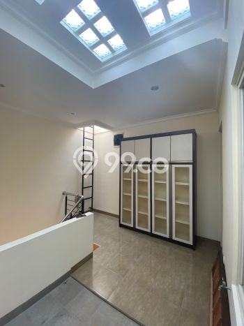 Dijual Hunian Rumah Terawat 4 KT di Penggilingan, Jakarta Timur Dijual Hunian Rumah Terawat 4 KT di Penggilingan, Jakarta Timur