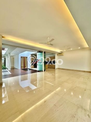 Ready to Use! Luxury House LT 412m2 Desain Elegan di Kemang Ready to Use! Luxury House LT 412m2 Desain Elegan di Kemang