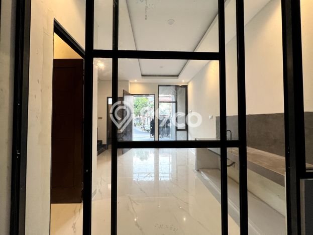 Ready to Use! Luxury House LT 87m2 Desain Elegan di Dukuh Kupang Ready to Use! Luxury House LT 87m2 Desain Elegan di Dukuh Kupang