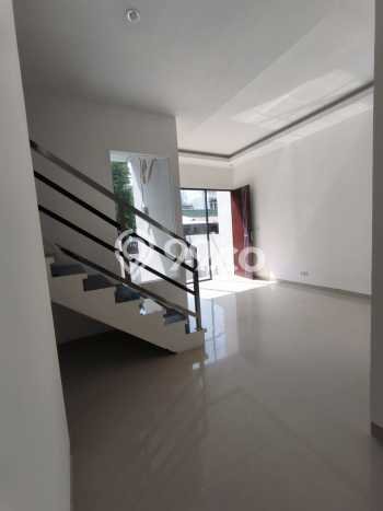 Rumah Strategis Modern Lb 135m2 di Dukuh Pakis, Surabaya Rumah Strategis Modern Lb 135m2 di Dukuh Pakis, Surabaya