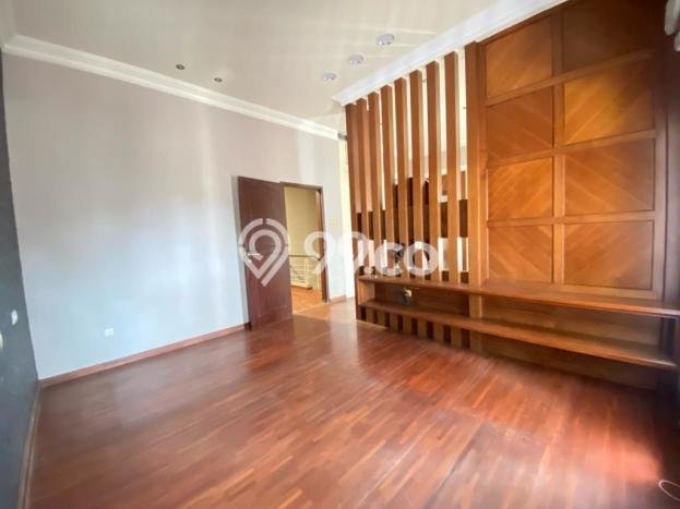 INVESTASI CERDAS! Rumah Premium Wiyung, Surabaya, LT 330m2m² LB 250m2m² INVESTASI CERDAS! Rumah Premium Wiyung, Surabaya, LT 330m2m² LB 250m2m²