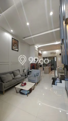 Jual Rumah Mewah Megah Dengan View Eksklusif di Pakuwon Indah, Surabaya Jual Rumah Mewah Megah Dengan View Eksklusif di Pakuwon Indah, Surabaya