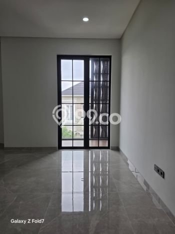 Rumah Mewah LB 640m2 Siap Pakai Desain Elegan di Citraland, Surabaya Rumah Mewah LB 640m2 Siap Pakai Desain Elegan di Citraland, Surabaya
