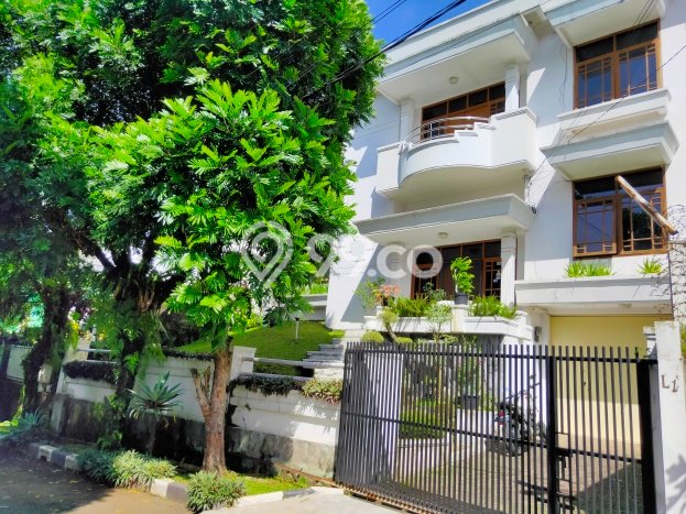 Hunian Elit LB 250m2 Siap Huni Desain Elegan di Surya Sumantri, Bandung Hunian Elit LB 250m2 Siap Huni Desain Elegan di Surya Sumantri, Bandung