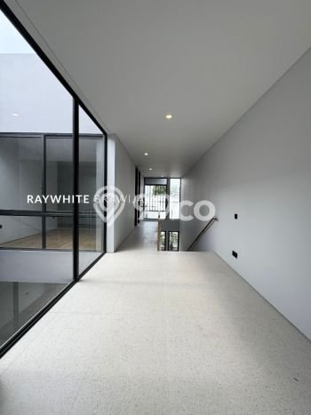 Ready to Use! Premium House LT 207m2 Desain Elegan di Kemang Ready to Use! Premium House LT 207m2 Desain Elegan di Kemang