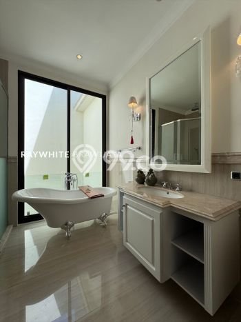 Rumah Bagus Disewakan di Kemang, Jakarta Selatan LT 252m2, LB 463m2 Rumah Bagus Disewakan di Kemang, Jakarta Selatan LT 252m2, LB 463m2