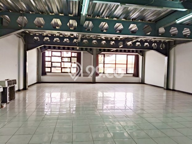 Lokasi strategis! Rumah siap pakai disewakan di Regol LB 394m2 Lokasi strategis! Rumah siap pakai disewakan di Regol LB 394m2