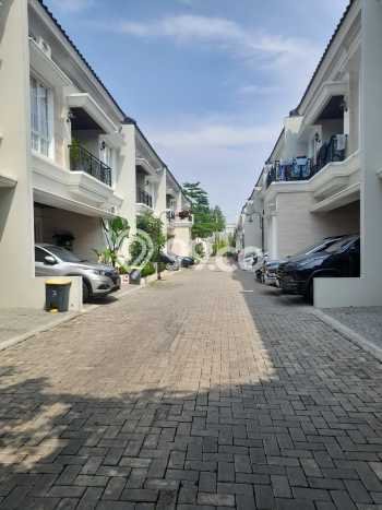 Rumah Luas Asri 3 KT Siap Pakai di Cinere Jakarta Selatan Rumah Luas Asri 3 KT Siap Pakai di Cinere Jakarta Selatan