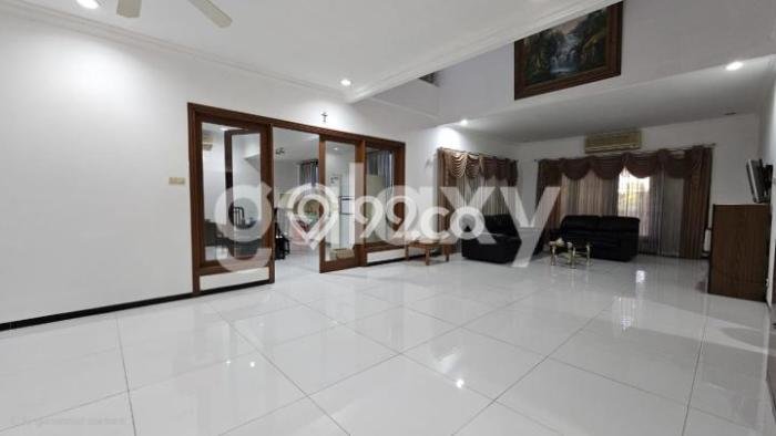 Rumah Elit LB 650m2 Siap Huni Desain Elegan di Graha, Surabaya Rumah Elit LB 650m2 Siap Huni Desain Elegan di Graha, Surabaya