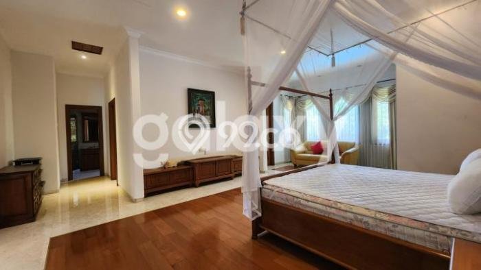 Sewa Rumah Nyaman LT 1825m2 / LB 1825m2 di Graha, Surabaya Sewa Rumah Nyaman LT 1825m2 / LB 1825m2 di Graha, Surabaya