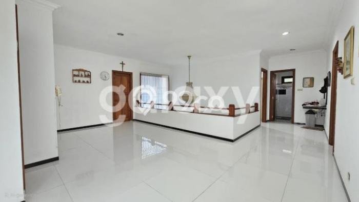Rumah Elit LB 650m2 Siap Huni Desain Elegan di Graha, Surabaya Rumah Elit LB 650m2 Siap Huni Desain Elegan di Graha, Surabaya