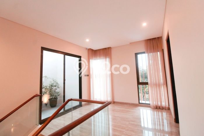 Rumah Mewah LB 240m2 Siap Pakai Desain Elegan di Maguwoharjo, Yogyakarta Rumah Mewah LB 240m2 Siap Pakai Desain Elegan di Maguwoharjo, Yogyakarta