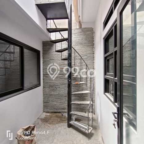 Rumah Nyaman di Buah Batu, 2 KM, Lingkungan Strategis, Luas 112m2m² Bangunan 90m2m² Rumah Nyaman di Buah Batu, 2 KM, Lingkungan Strategis, Luas 112m2m² Bangunan 90m2m²