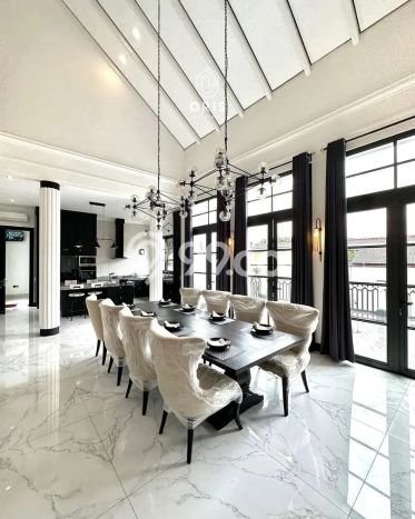 Properti Nyaman 5 KT Luas Tanah 823m² di Kemang, Jakarta Selatan Properti Nyaman 5 KT Luas Tanah 823m² di Kemang, Jakarta Selatan