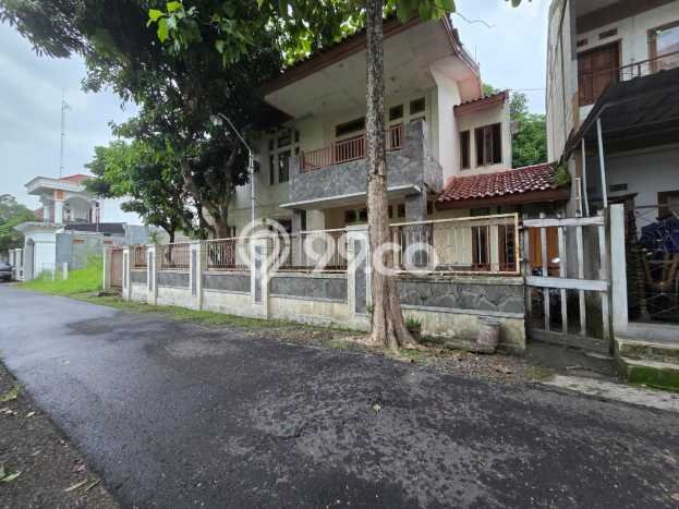 Jual Rumah Bagus Siap Huni LB 400m2 di Laweyan, Surakarta Jual Rumah Bagus Siap Huni LB 400m2 di Laweyan, Surakarta