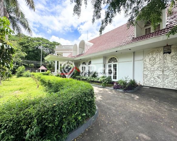 For Sale! Premium House LT 1832m2 Desain Elegan di Simprug For Sale! Premium House LT 1832m2 Desain Elegan di Simprug