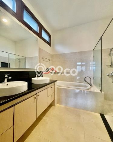 Ready to Use! Luxury House LT 1117m2 Desain Modern di Kemang Ready to Use! Luxury House LT 1117m2 Desain Modern di Kemang