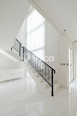 Ready to Use! Luxury House LT 240m2 Desain Elegan di Alam Sutera Ready to Use! Luxury House LT 240m2 Desain Elegan di Alam Sutera
