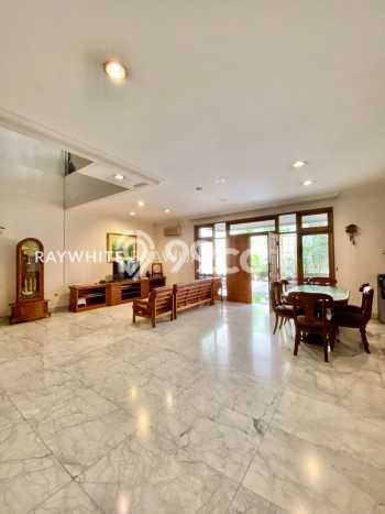 Rumah Mewah LB 370m2 Siap Pakai Desain Elegan di Kemang, Jakarta Selatan Rumah Mewah LB 370m2 Siap Pakai Desain Elegan di Kemang, Jakarta Selatan