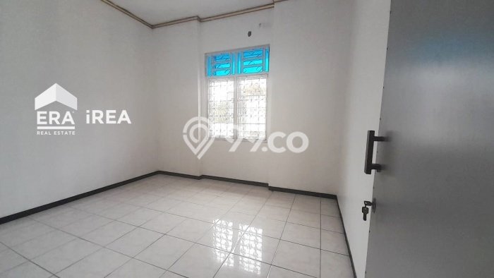 Lokasi strategis! Rumah siap pakai disewakan di Solo Baru LB 100m2 Lokasi strategis! Rumah siap pakai disewakan di Solo Baru LB 100m2