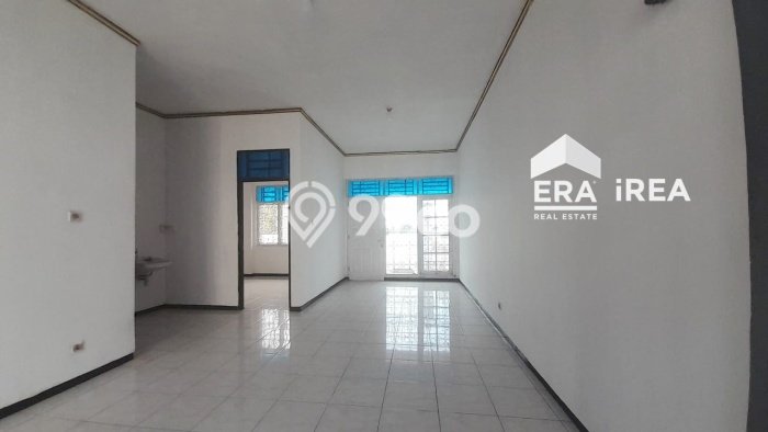 Lokasi strategis! Rumah siap pakai disewakan di Solo Baru LB 100m2 Lokasi strategis! Rumah siap pakai disewakan di Solo Baru LB 100m2