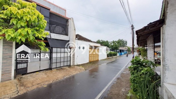 Dijual Segera Kost 17 Kamar, 18 Kamar Mandi di Kartasura, Sukoharjo, Luas 424m2 Dijual Segera Kost 17 Kamar, 18 Kamar Mandi di Kartasura, Sukoharjo, Luas 424m2