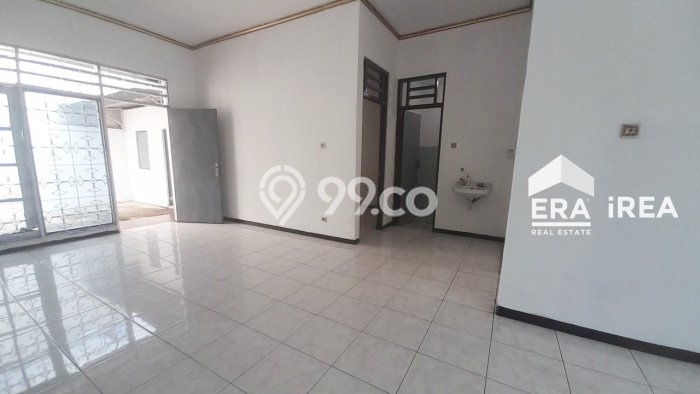 Lokasi strategis! Rumah siap pakai disewakan di Solo Baru LB 100m2 Lokasi strategis! Rumah siap pakai disewakan di Solo Baru LB 100m2