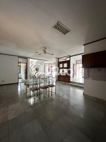 Ready to Use! Luxury House LT 390m2 Desain Elegan di Lebak Bulus Ready to Use! Luxury House LT 390m2 Desain Elegan di Lebak Bulus