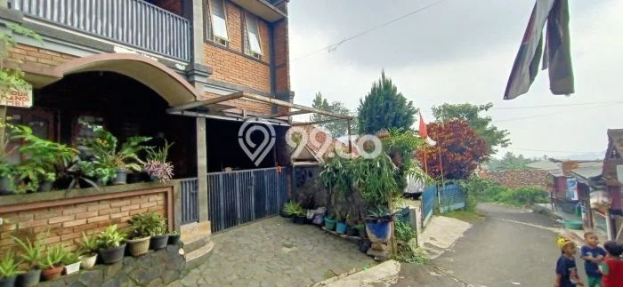 Disewakan! Rumah 5 Kamar Tidur &
3 Kamar Mandi di Ciumbuleuit, Bandung Disewakan! Rumah 5 Kamar Tidur &
3 Kamar Mandi di Ciumbuleuit, Bandung