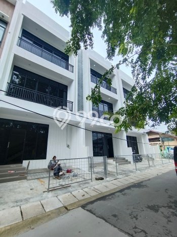 Ruko Paling Dicari LB 166m2 Dijual di Kebon Jeruk Ruko Paling Dicari LB 166m2 Dijual di Kebon Jeruk