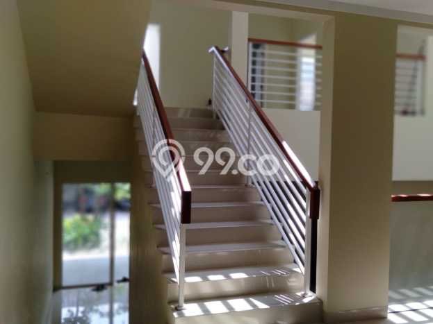 Rumah Mewah LB 225m2 Siap Huni Desain Elegan di Bintaro, Tangerang Selatan Rumah Mewah LB 225m2 Siap Huni Desain Elegan di Bintaro, Tangerang Selatan