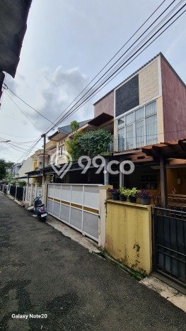 Rumah Elit LB 250m2 Siap Pakai Desain Elegan di Pondok Kelapa, Jakarta Timur Rumah Elit LB 250m2 Siap Pakai Desain Elegan di Pondok Kelapa, Jakarta Timur
