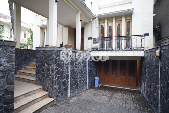 Rumah Elit LB 1000m2 Siap Huni Desain Elegan di Kemanggisan, Jakarta Barat Rumah Elit LB 1000m2 Siap Huni Desain Elegan di Kemanggisan, Jakarta Barat
