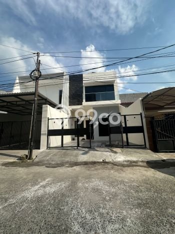 Rumah Elit Modern Tanpa Renovasi di Sukomanunggal Surabaya Rumah Elit Modern Tanpa Renovasi di Sukomanunggal Surabaya