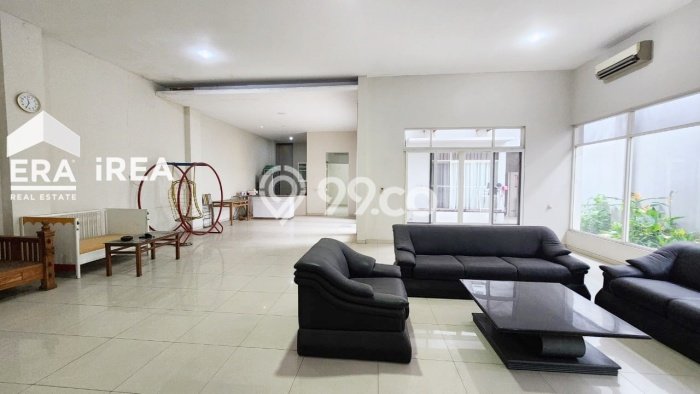 PRIME LOCATION! Rumah di Pasar Kliwon, 3 KM, Lingkungan Strategis, Luas 375m2m² Bangunan 290m2m² PRIME LOCATION! Rumah di Pasar Kliwon, 3 KM, Lingkungan Strategis, Luas 375m2m² Bangunan 290m2m²