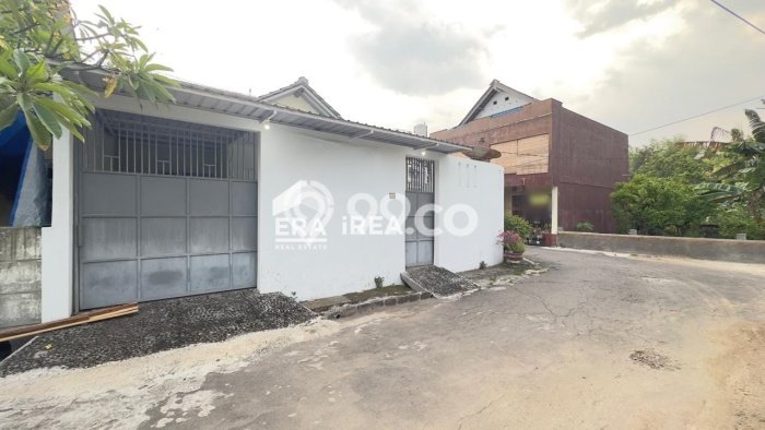 BEST LOCATION! Rumah kawasan Solo Baru, Akses ke Tol, 2 KT, Luas 142m2m² Bangunan 100m2m² BEST LOCATION! Rumah kawasan Solo Baru, Akses ke Tol, 2 KT, Luas 142m2m² Bangunan 100m2m²