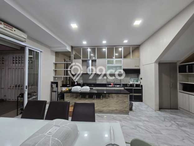 Rumah Mewah LB 900m2 Siap Pakai Desain Elegan di Loji Wetan, Surakarta Rumah Mewah LB 900m2 Siap Pakai Desain Elegan di Loji Wetan, Surakarta
