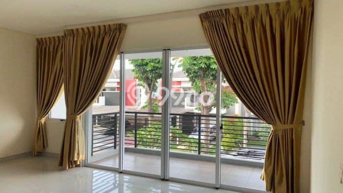 Disewakan! Rumah 4 Kamar Tidur &
3 Kamar Mandi di Green Lake City, Jakarta Barat Disewakan! Rumah 4 Kamar Tidur &
3 Kamar Mandi di Green Lake City, Jakarta Barat